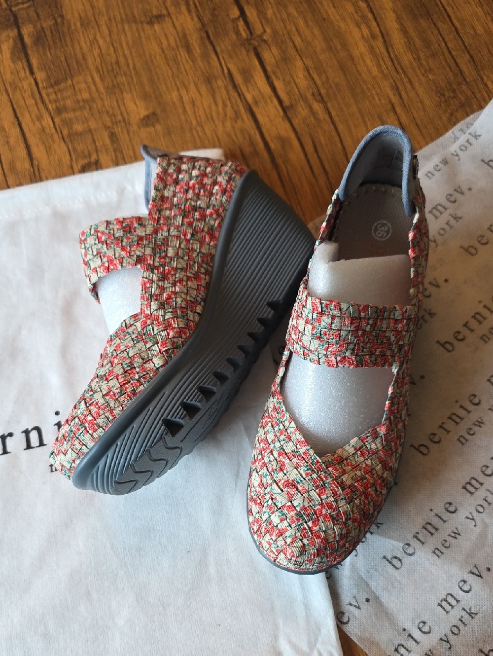 bernie mev. Lulia Floral Mary Jane Wedges